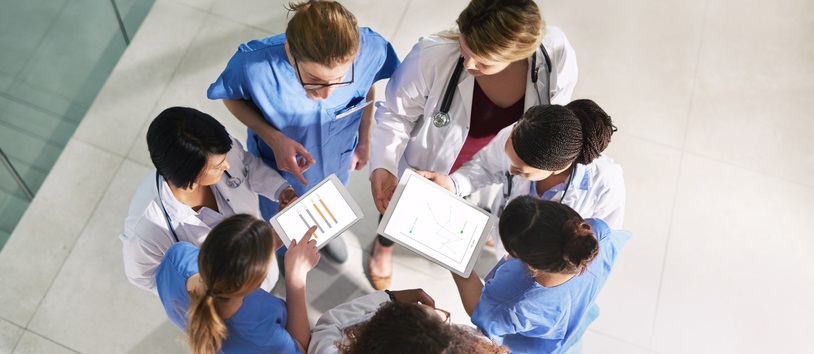 Group of nurses discuss a case.